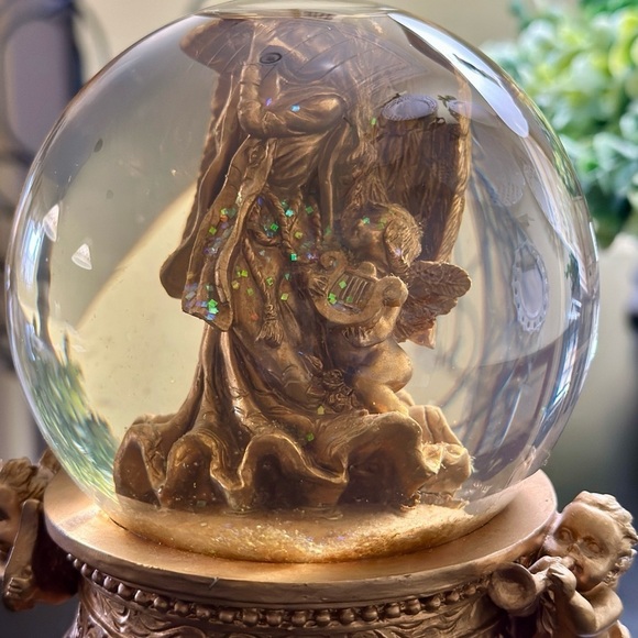 VINTAGE, NATIVITY MUSICAL GLITTER, SNOW GLOBE.COLLECTIBLE, GOLD-COLORED NATIVITY - Picture 2 of 6